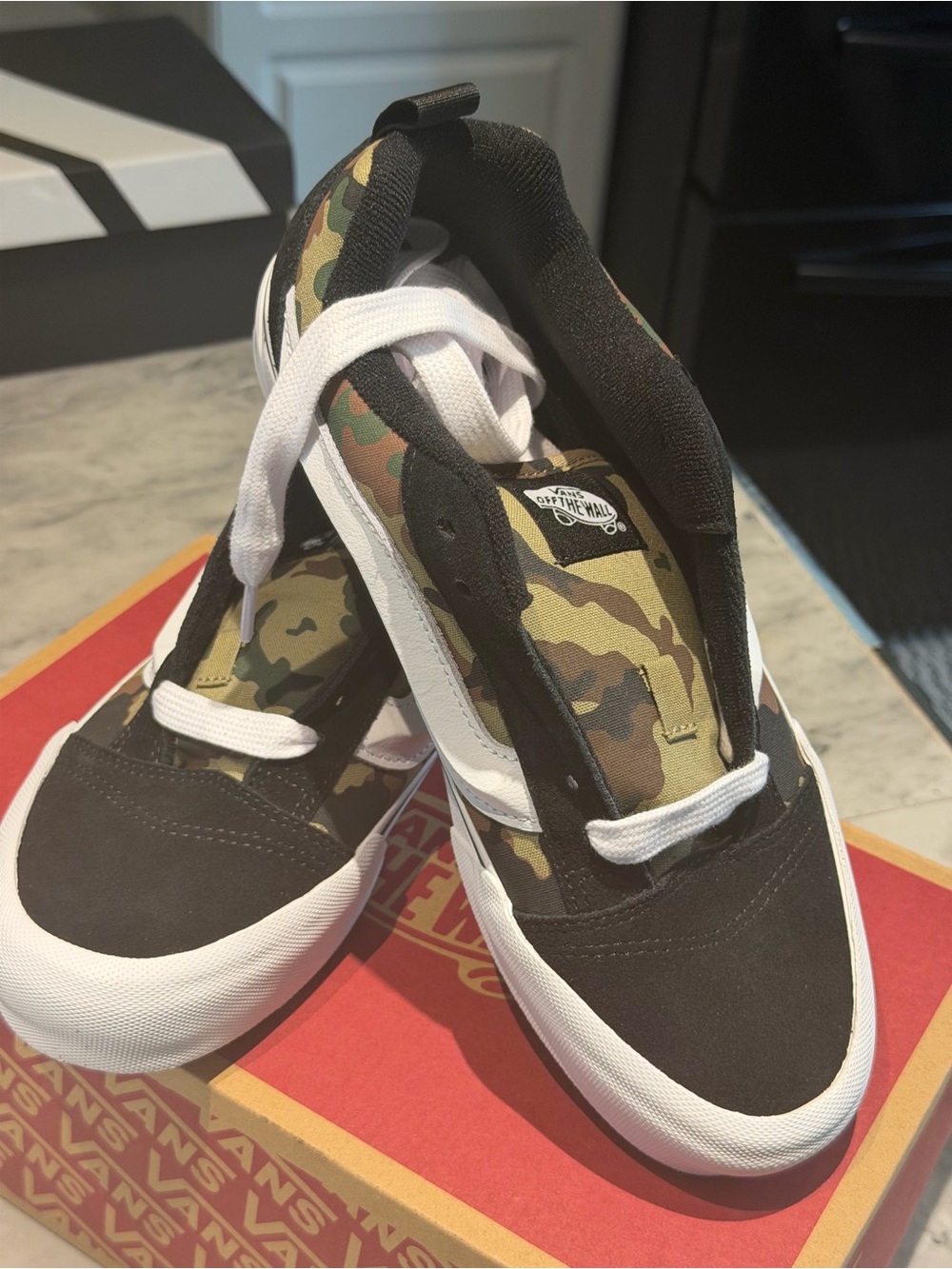 Vans mens 7.5 women’s 9 Camouflage and Black Low-Top Sneakers